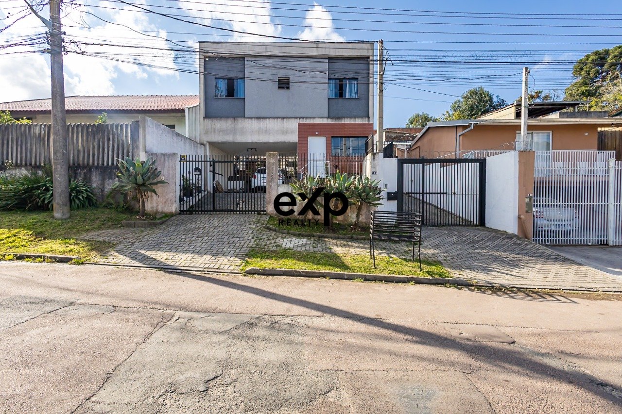 Sobrado no Bairro Barreirinha - 3 Quartos com Suíte, Planejados e 2 Vagas, Prox. Anita Garibaldi