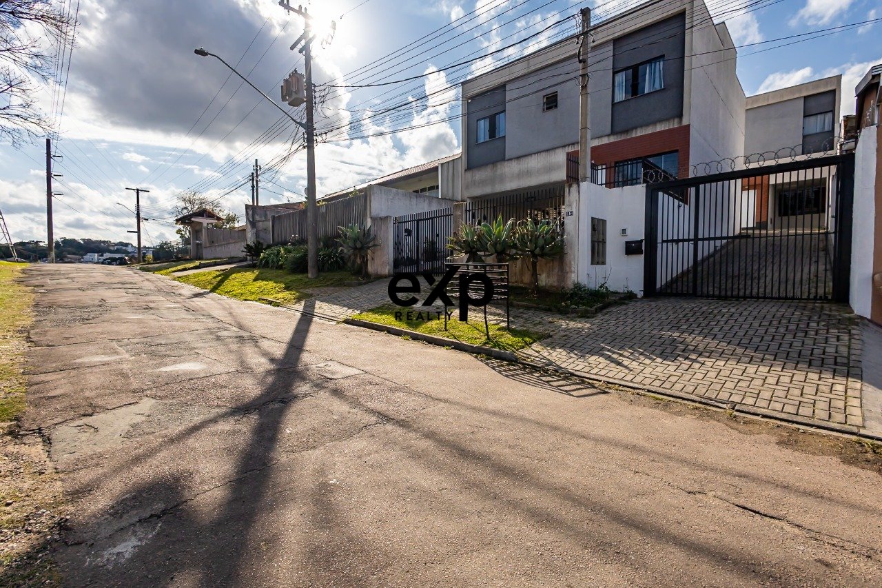 Sobrado no Bairro Barreirinha - 3 Quartos com Suíte, Planejados e 2 Vagas, Prox. Anita Garibaldi