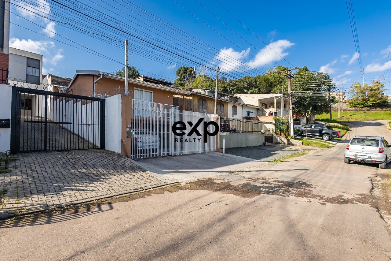 Sobrado no Bairro Barreirinha - 3 Quartos com Suíte, Planejados e 2 Vagas, Prox. Anita Garibaldi