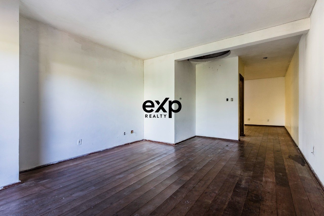 Casa com 340m² na Avenida Pereira Pinto: Moradia Ampla, Loja Comercial e Refúgio Particular