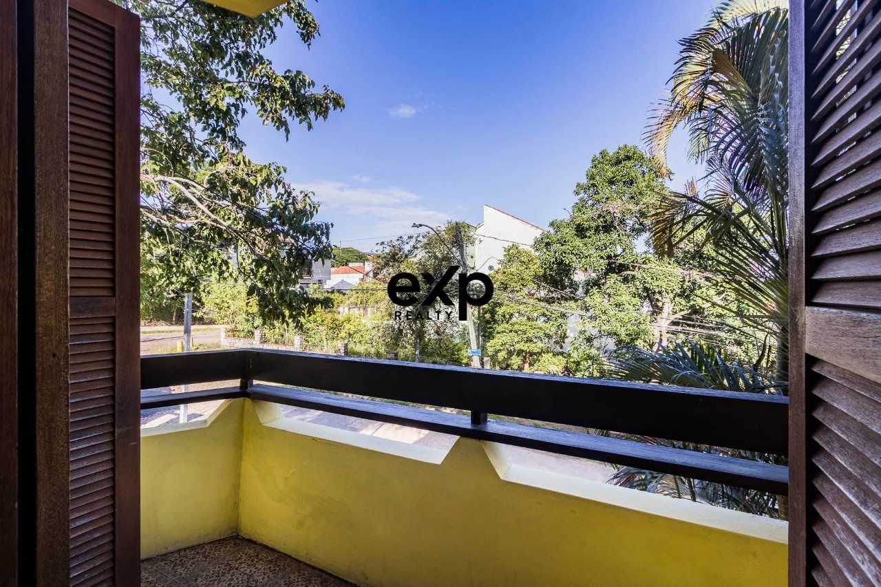 Casa com 340m² na Avenida Pereira Pinto: Moradia Ampla, Loja Comercial e Refúgio Particular