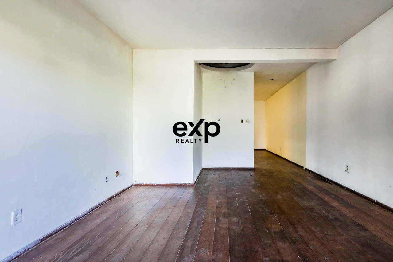 Casa com 340m² na Avenida Pereira Pinto: Moradia Ampla, Loja Comercial e Refúgio Particular
