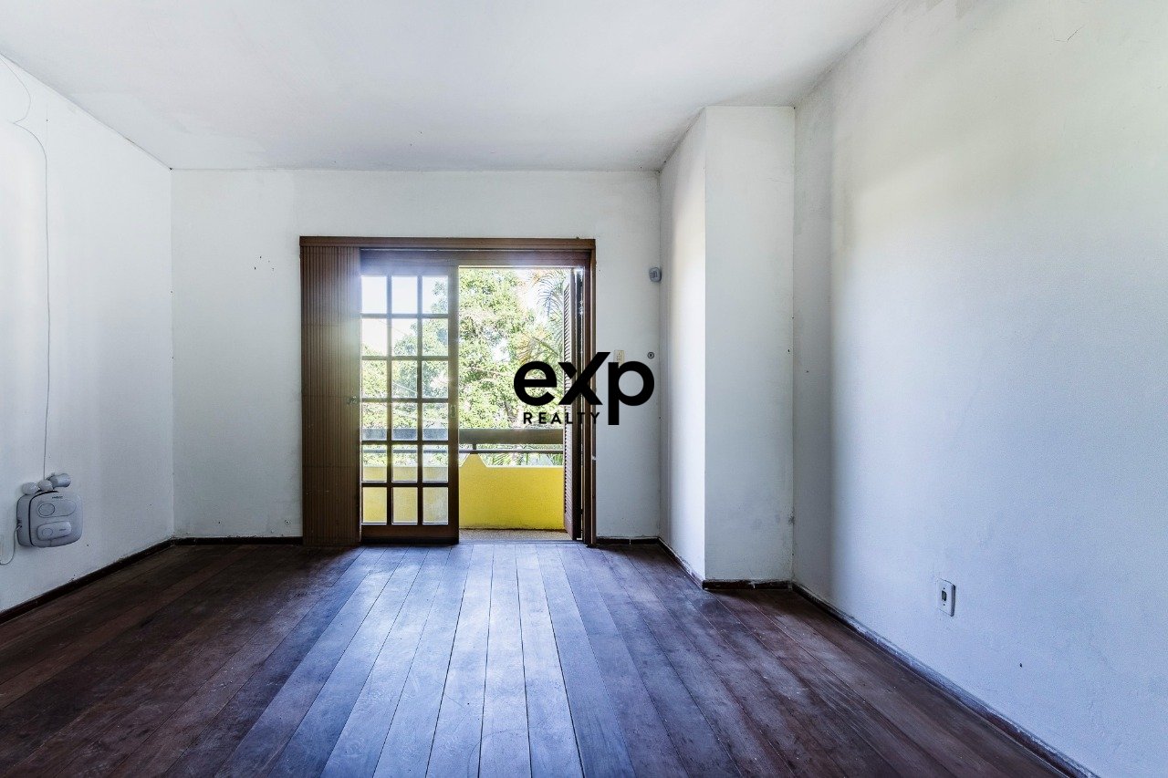 Casa com 340m² na Avenida Pereira Pinto: Moradia Ampla, Loja Comercial e Refúgio Particular