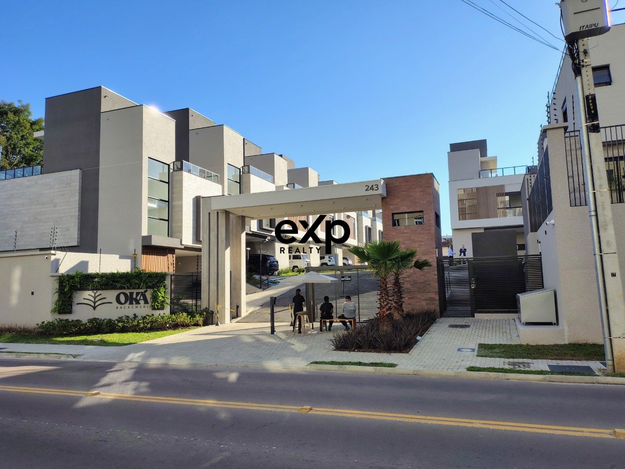 Triplex House with 3 Suites in Gated Condominium in Bacacheri