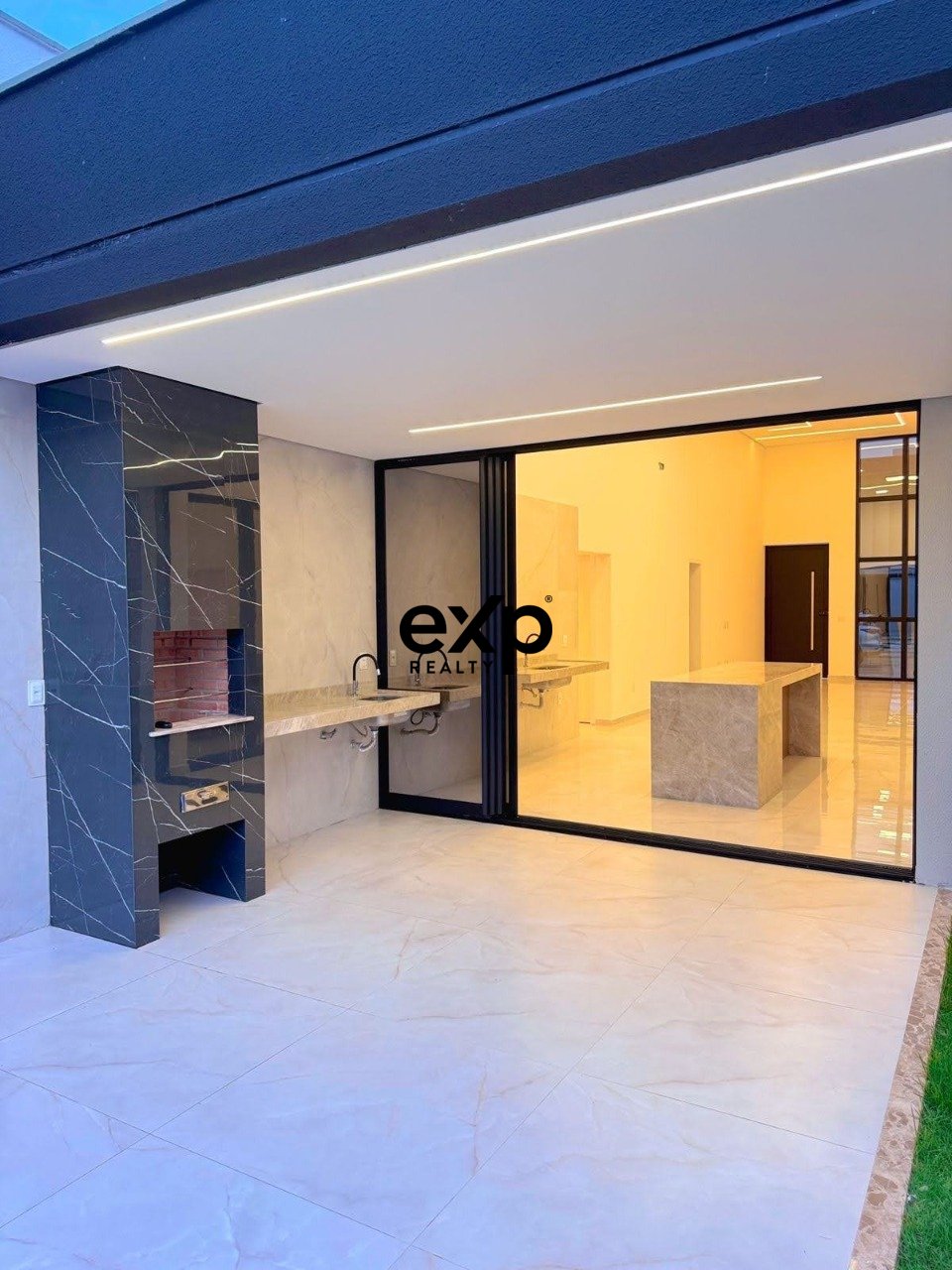 Casa Plana com 3 Suítes no Condomínio Terras Alphaville
