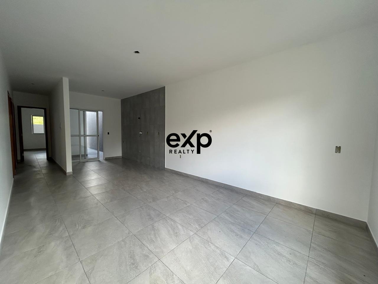 Casa Moderna à Venda - Excelente Espaço de Terreno e Localização Privilegiada