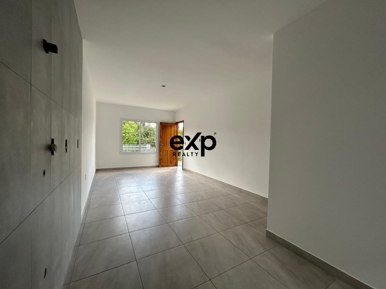 Casa Moderna à Venda - Excelente Espaço de Terreno e Localização Privilegiada