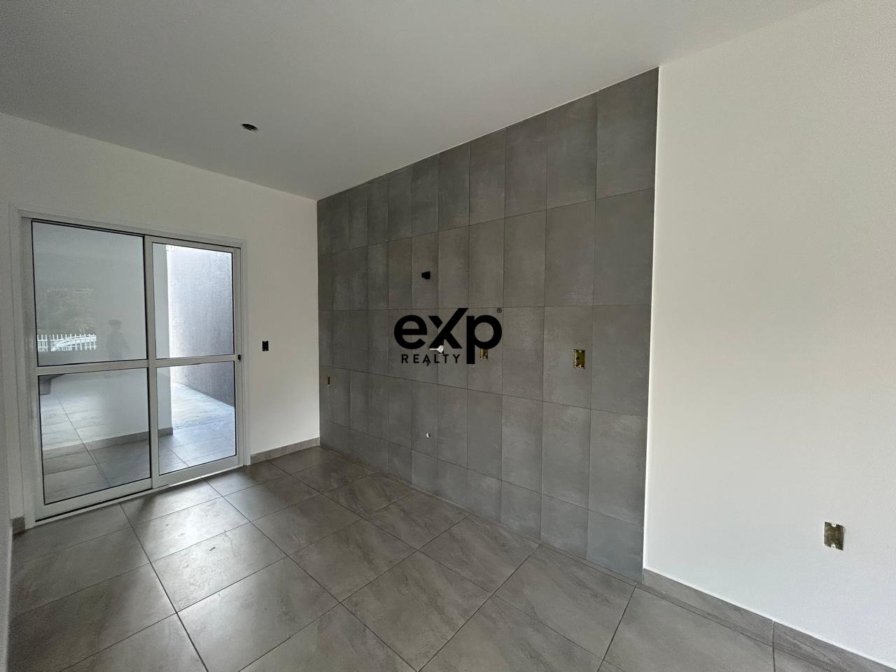 Casa Moderna à Venda - Excelente Espaço de Terreno e Localização Privilegiada