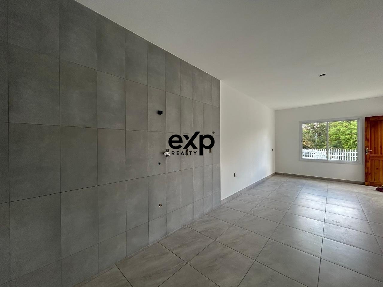 Casa Moderna à Venda - Excelente Espaço de Terreno e Localização Privilegiada