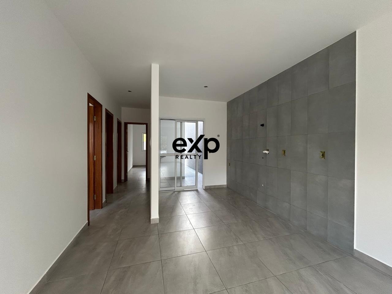 Casa Moderna à Venda - Excelente Espaço de Terreno e Localização Privilegiada