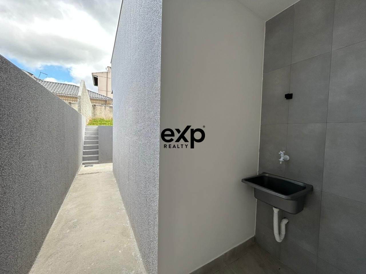Casa Moderna à Venda - Excelente Espaço de Terreno e Localização Privilegiada - Unidade 02
