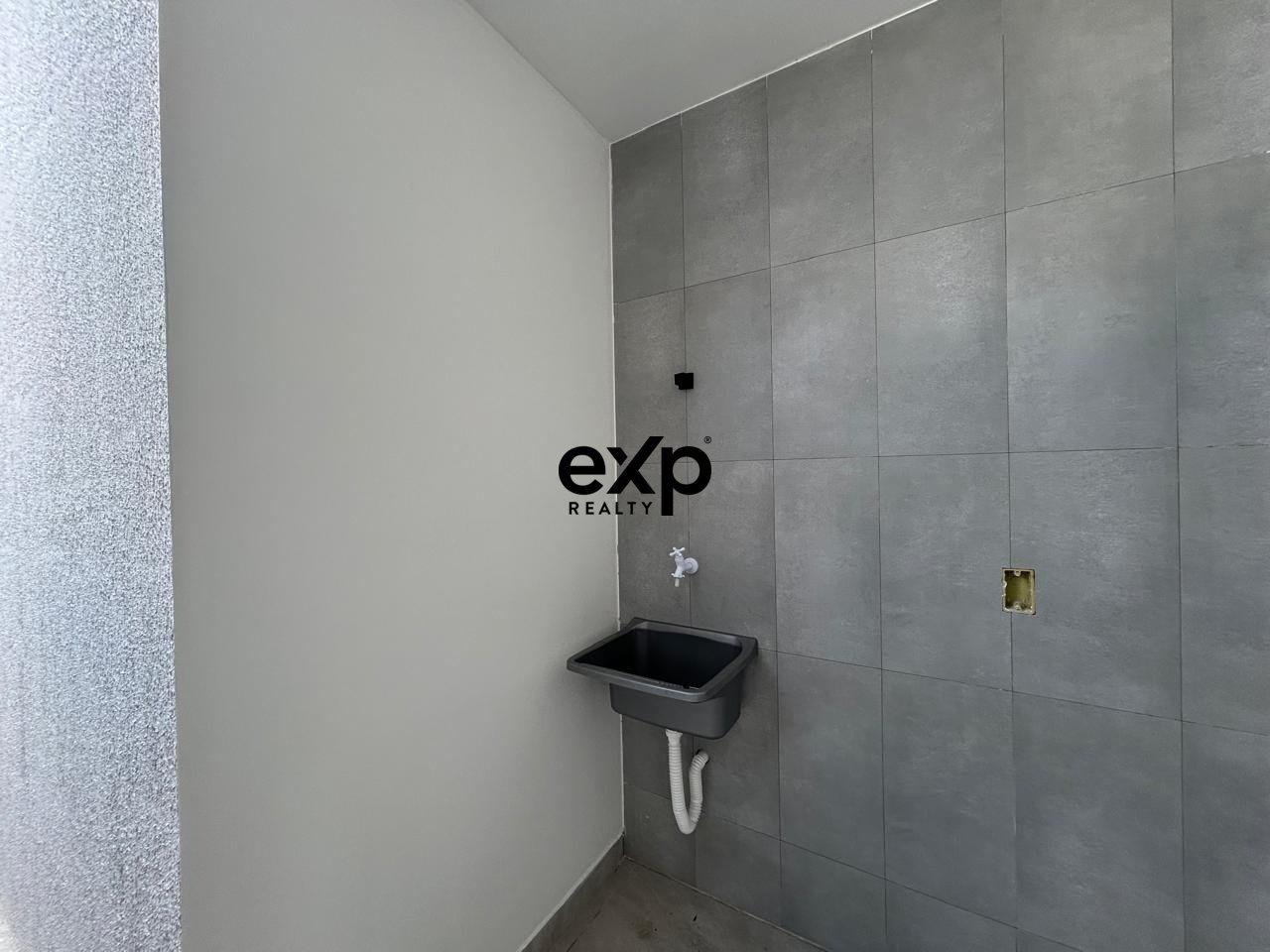 Casa Moderna à Venda - Excelente Espaço de Terreno e Localização Privilegiada - Unidade 02