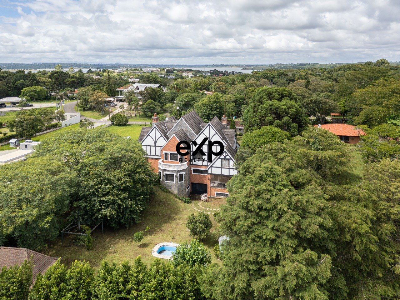 Luxurious English-Style Residence in the Metropolitan Region of Curitiba 5