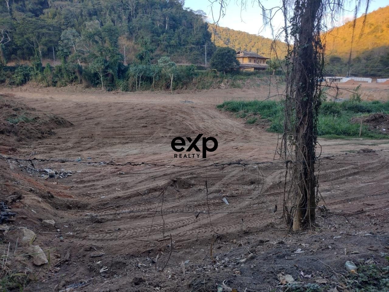 Terreno à Venda em Itaipava com 1.390,72 m² por R$ 420.000,00 - Petrópolis, RJ