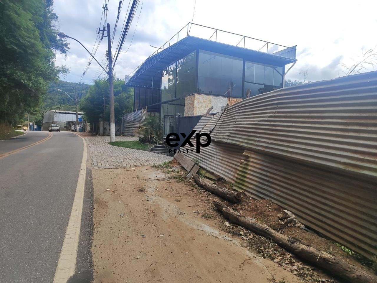 Terreno à Venda em Itaipava com 1.390,72 m² por R$ 420.000,00 - Petrópolis, RJ