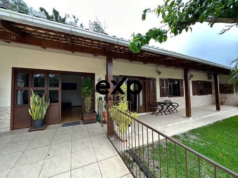 Casa ampla com suíte e área de festas no Loteamento Primavera - Blumenau