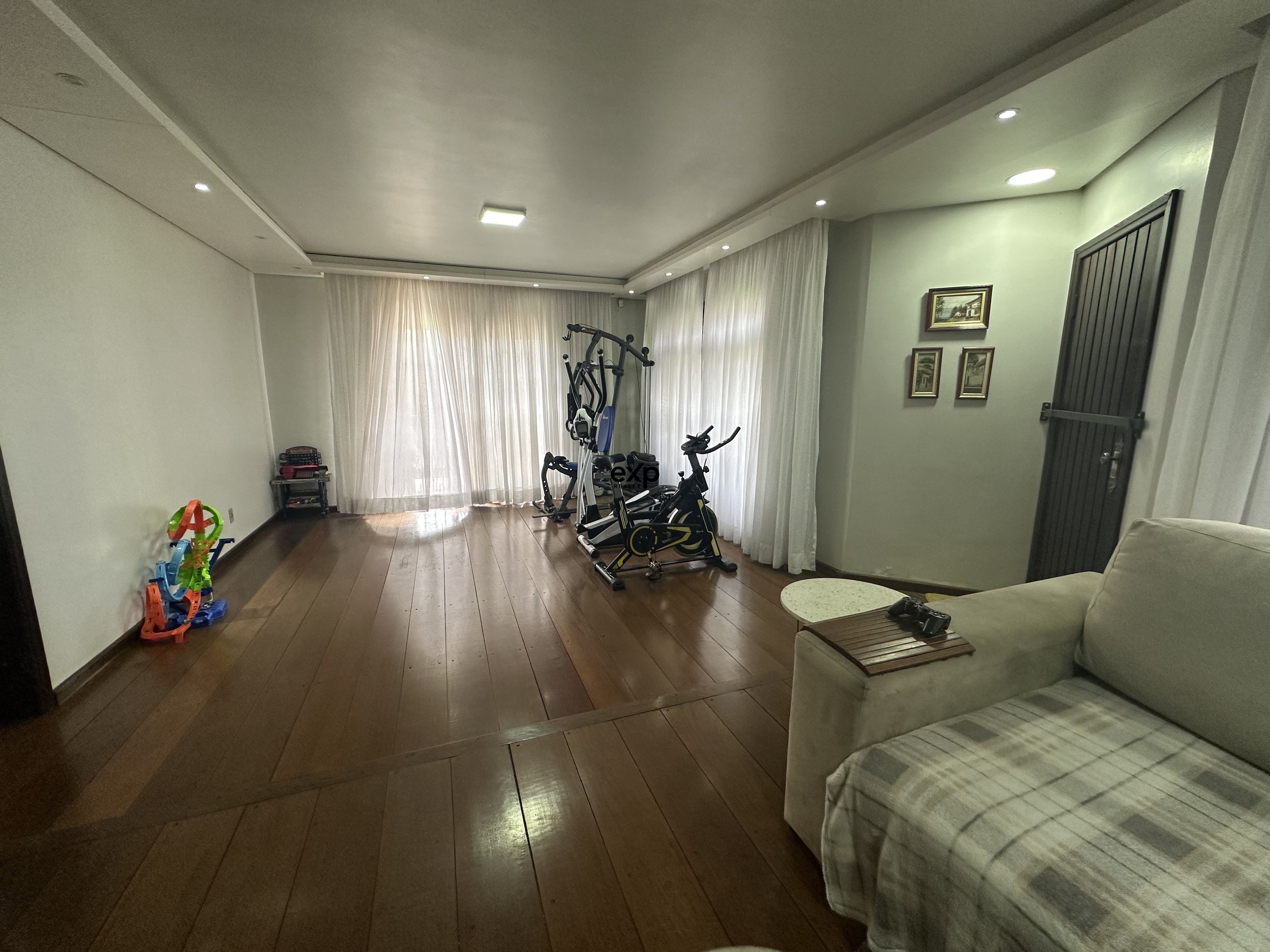 Corner House with Underground Garage 4