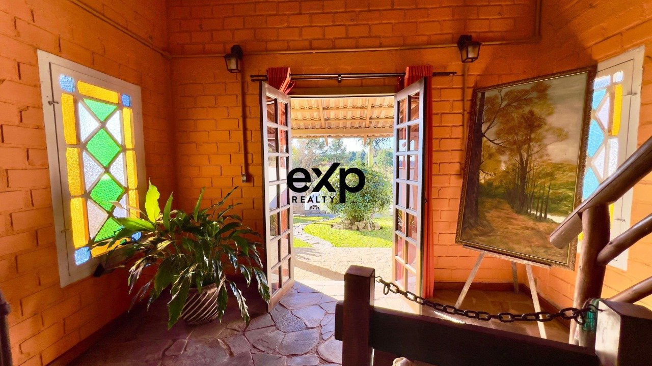 Casa com piscina em Piraquara