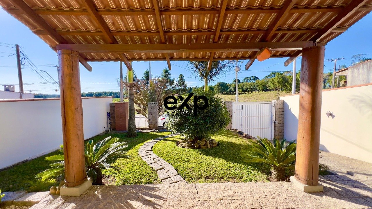 Casa com piscina em Piraquara