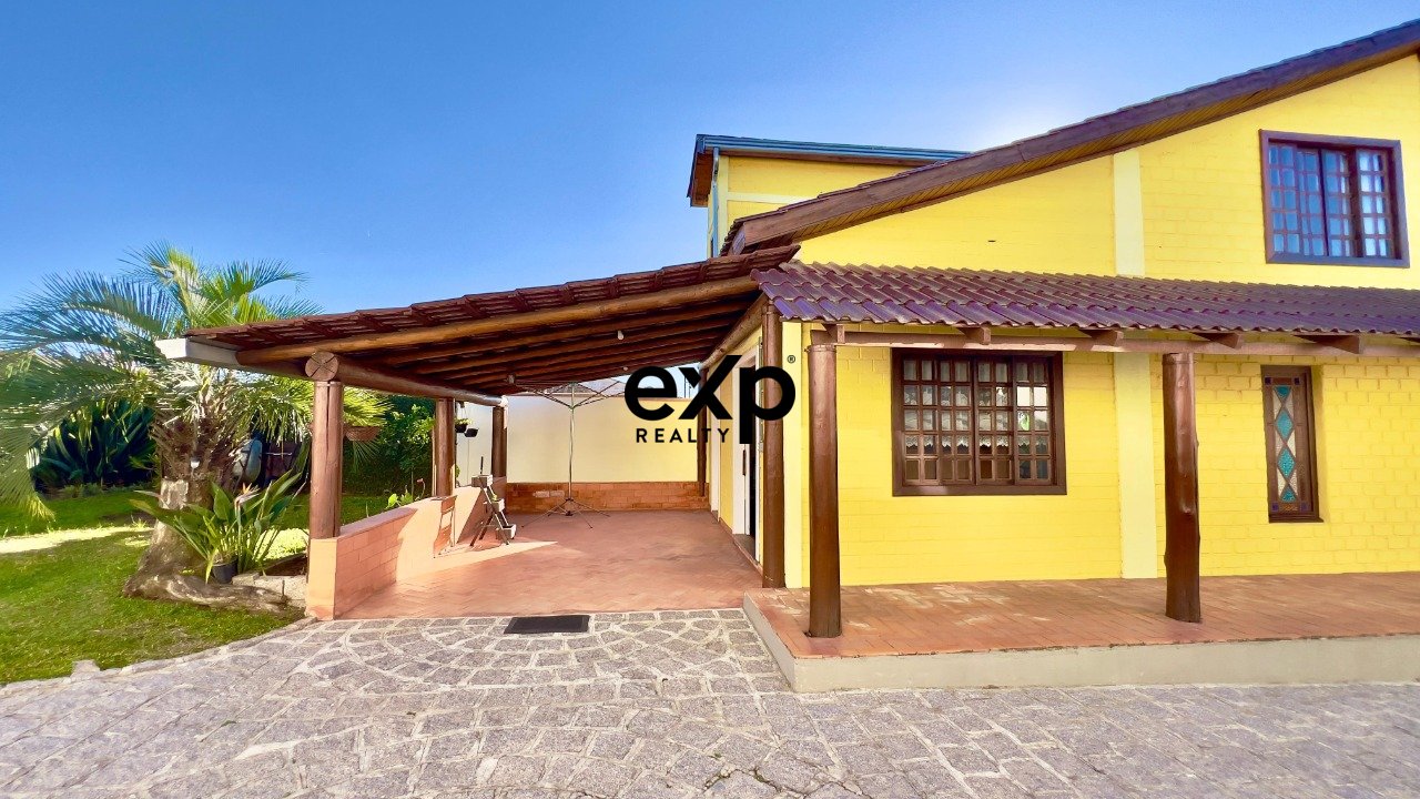Casa com piscina em Piraquara