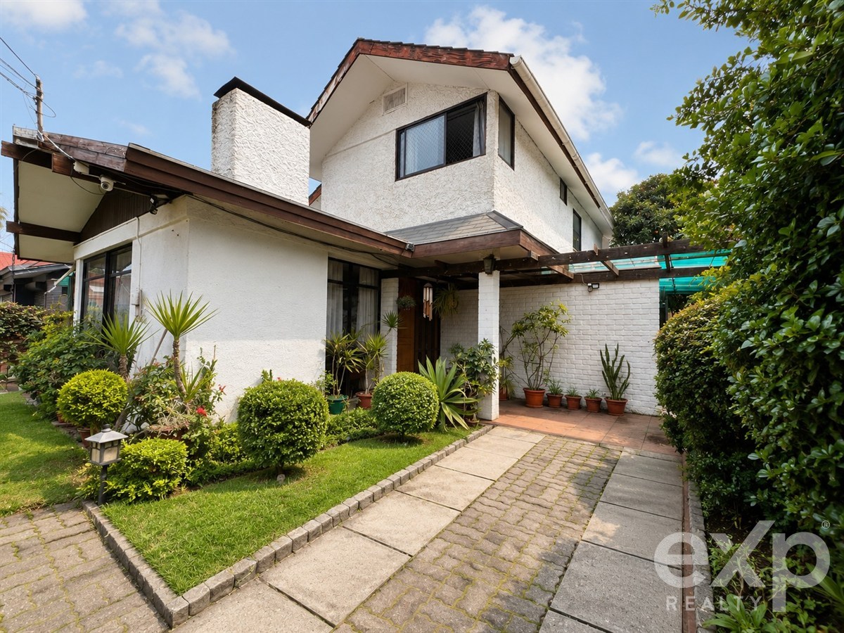 House for sale in Vitacura, EMBAJADOR DOUSSINAGUE 1812