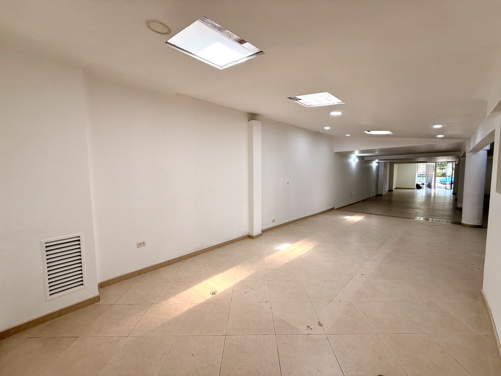CASA-LOCAL en venta en Bogotá, CARRERA 24 #86A-20, 226 m²