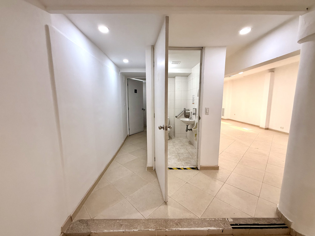 HOUSE-COMMERCIAL SPACE in Bogotá 2
