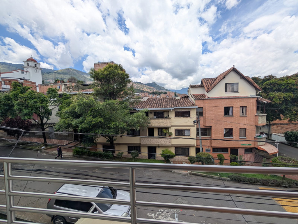 APARTAMENTO en venta en Medellín, Calle 66D #39A-67, 180 m²