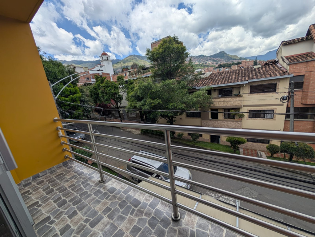 APARTAMENTO en venta en Medellín, Calle 66D #39A-67, 180 m²