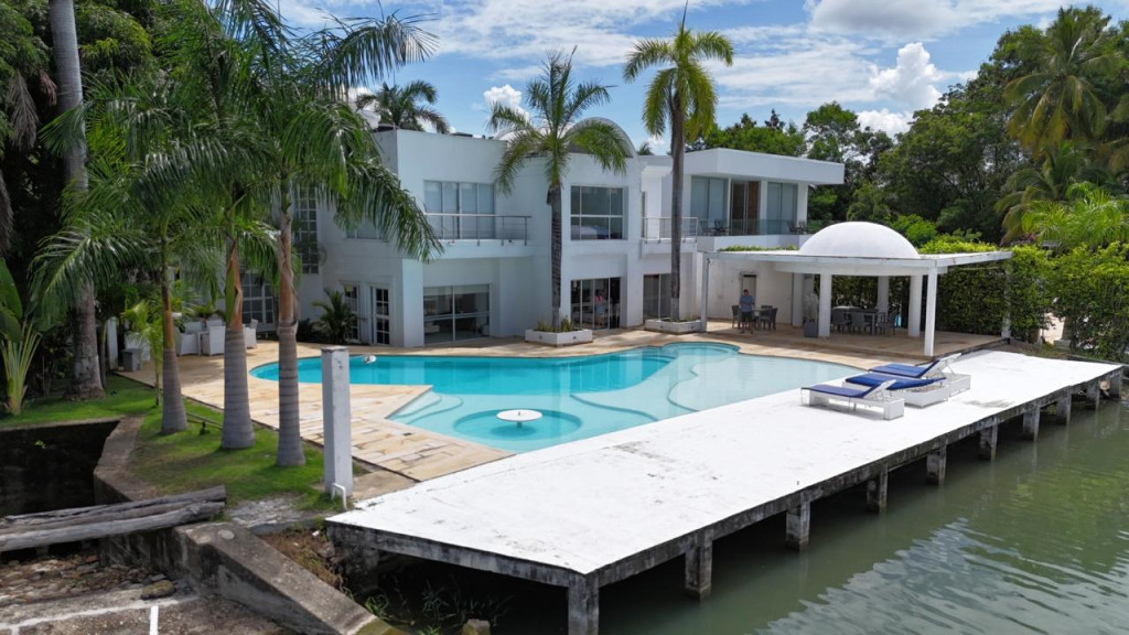 CASA en venta en Girardot, Condominio Lagos del Peñon, 508 m²