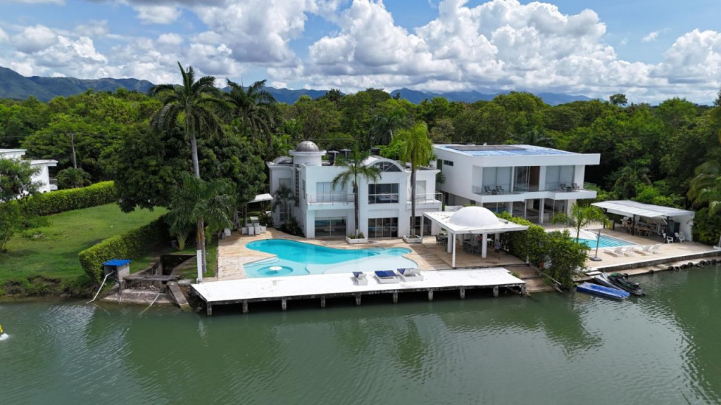 CASA en venta en Girardot, Condominio Lagos del Peñon, 508 m²