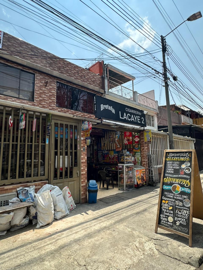 CASA-LOCAL en venta en Bogotá, Camelia Norte Cerca Cra 30 Y avenida 68, 210 m²