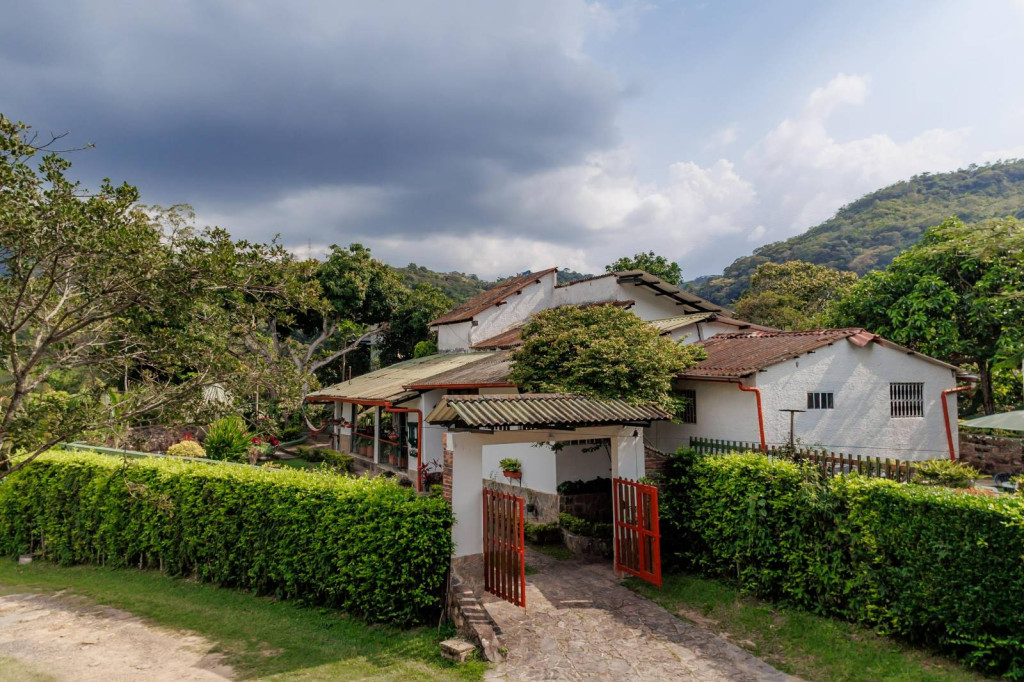 CASA CAMPESTRE en venta en Guaduas, Finca Casaloma en el Salto de Versalles, 344 m²