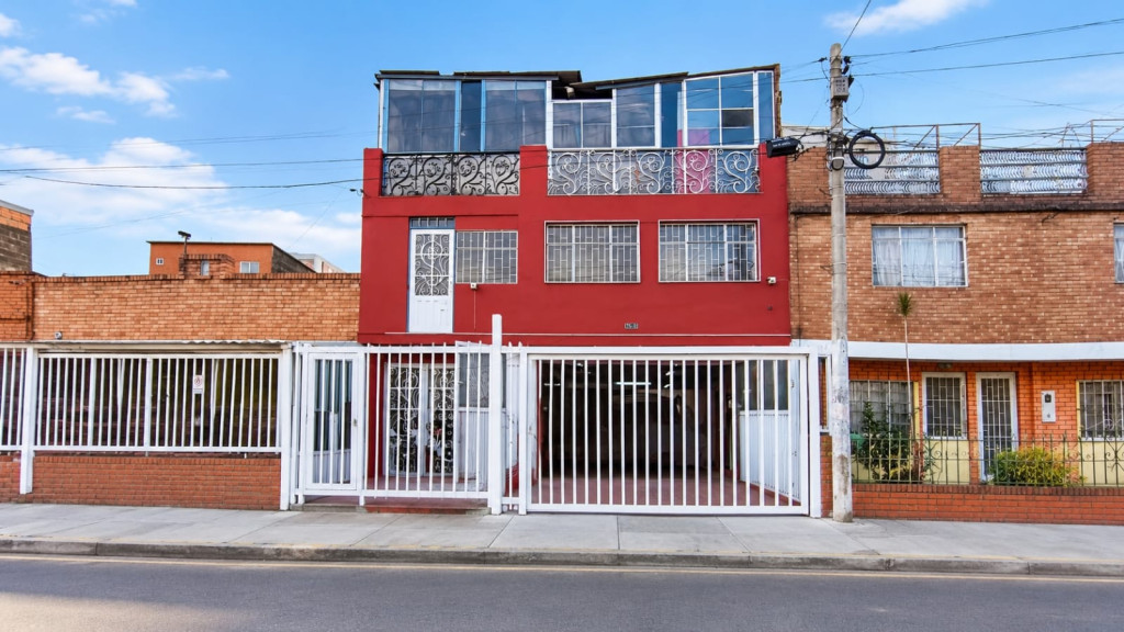 CASALOTE en venta en Bogotá, CL 68 # 70 - 93, La Estrada, 300 m²