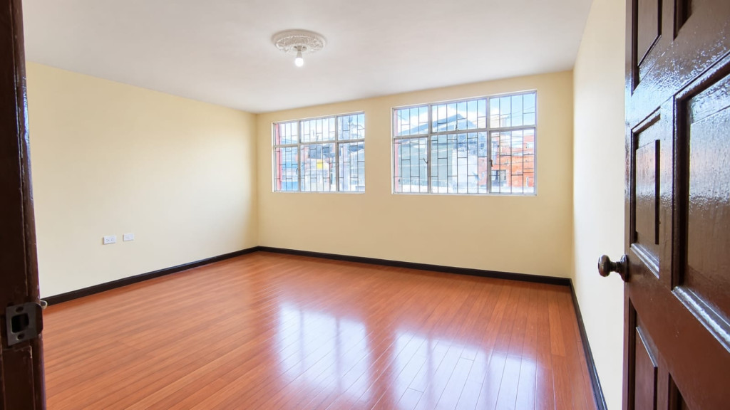 CASALOTE en venta en Bogotá, CL 68 # 70 - 93, La Estrada, 300 m²