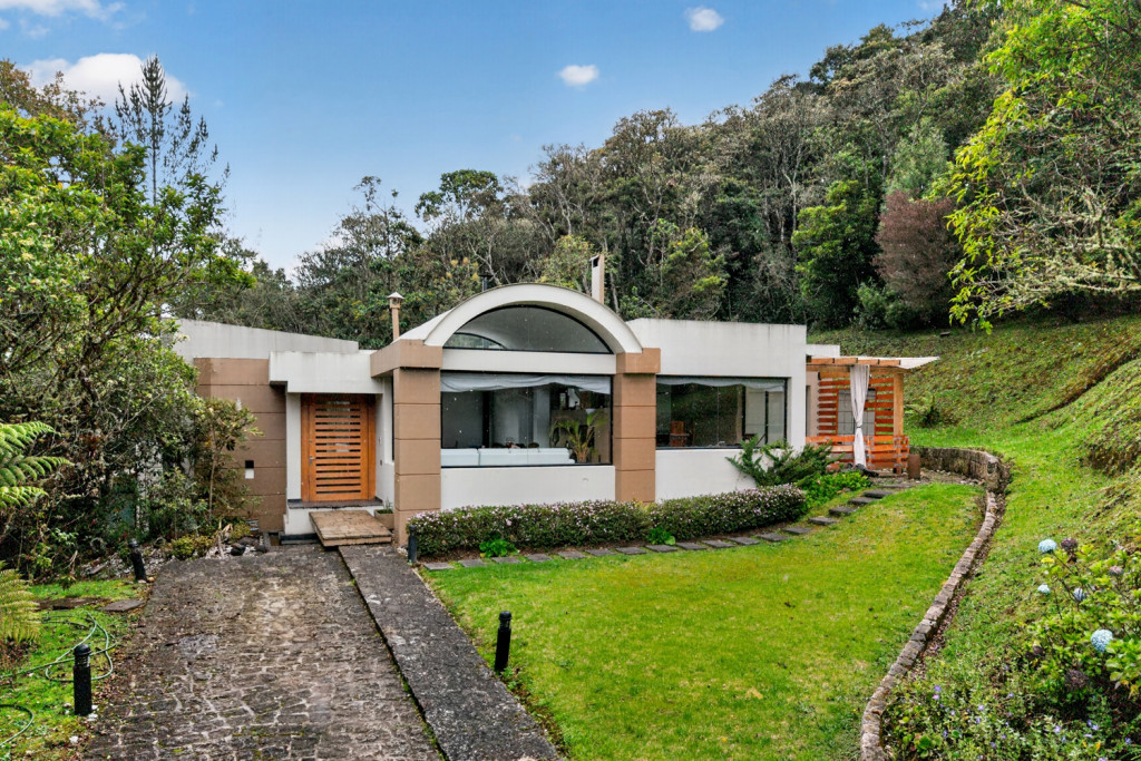 House for sale in La Calera, AGRUPACION ECOLOGICA ALTOS DE POTOSI ETAPA B, 245 m²