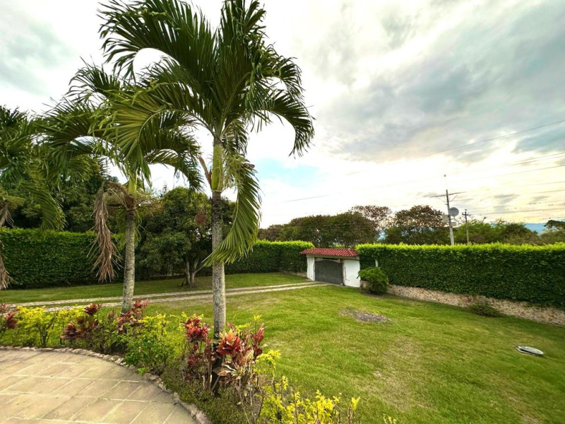 CASA CAMPESTRE en venta en Guadalajara De Buga, vía nacional Guacarí- Buga, 545 m²