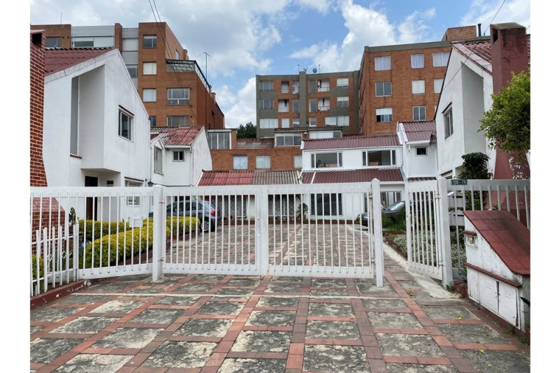 CASA en venta en Bogotá, Calle 135 # 16, 247 m²