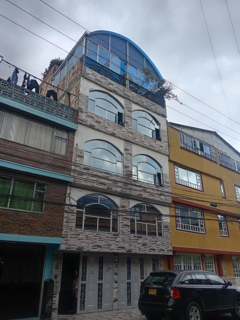 CASA en venta en Bogotá, Calle 66 b 90a 36, 308 m²