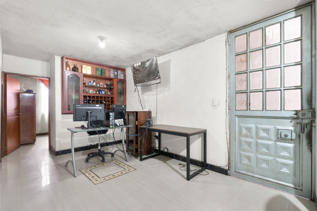 CASA en venta en Bogotá, Carrera 80 A Bis # 13 -21, 308 m²