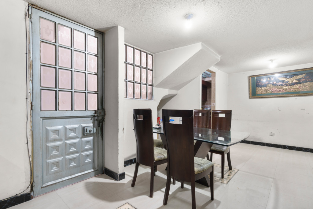 CASA en venta en Bogotá, Carrera 80 A Bis # 13 -21, 308 m²
