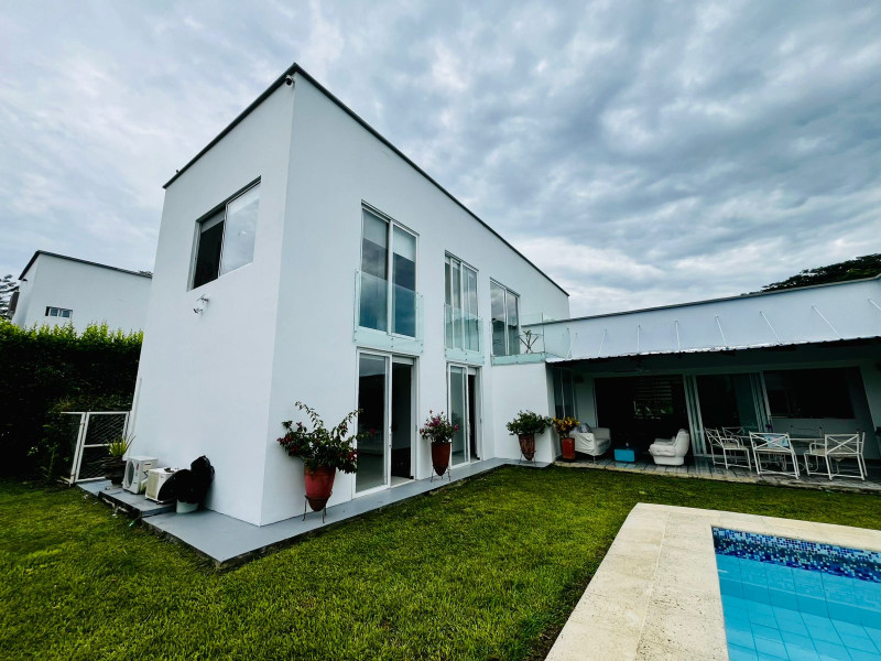 CASA CAMPESTRE en venta en Cali, Dirección no disponible, 275 m²