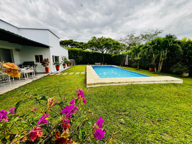 CASA CAMPESTRE en venta en Cali, Dirección no disponible, 275 m²