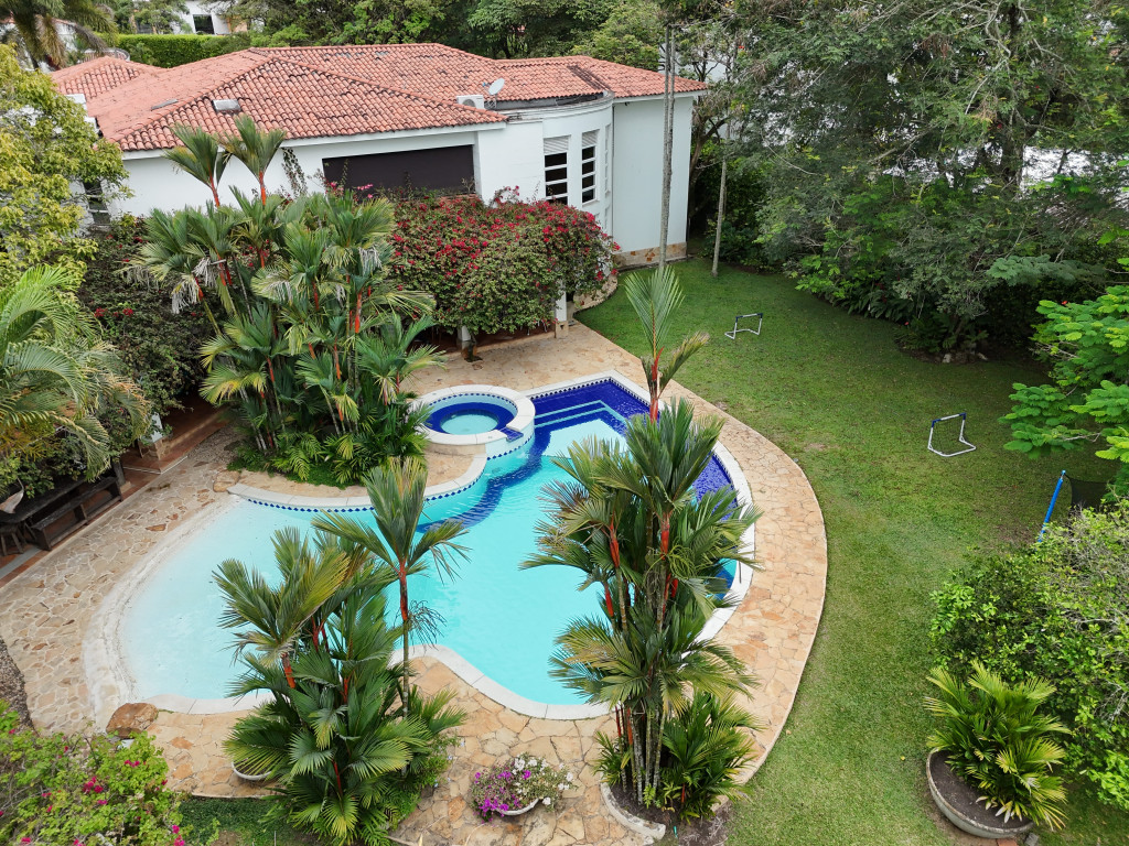 CASA CAMPESTRE en venta en Cali, calle 18 130-149, 500 m²