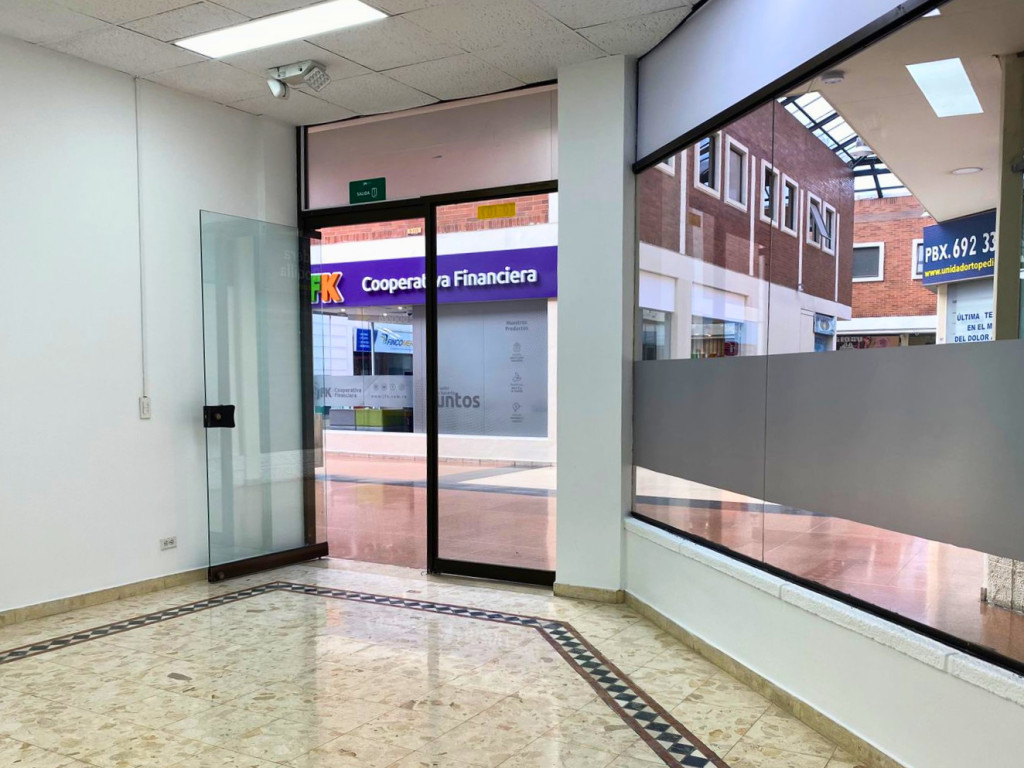 LOCAL en venta en Bogotá, Calle 140 # 91-19, 77 m²