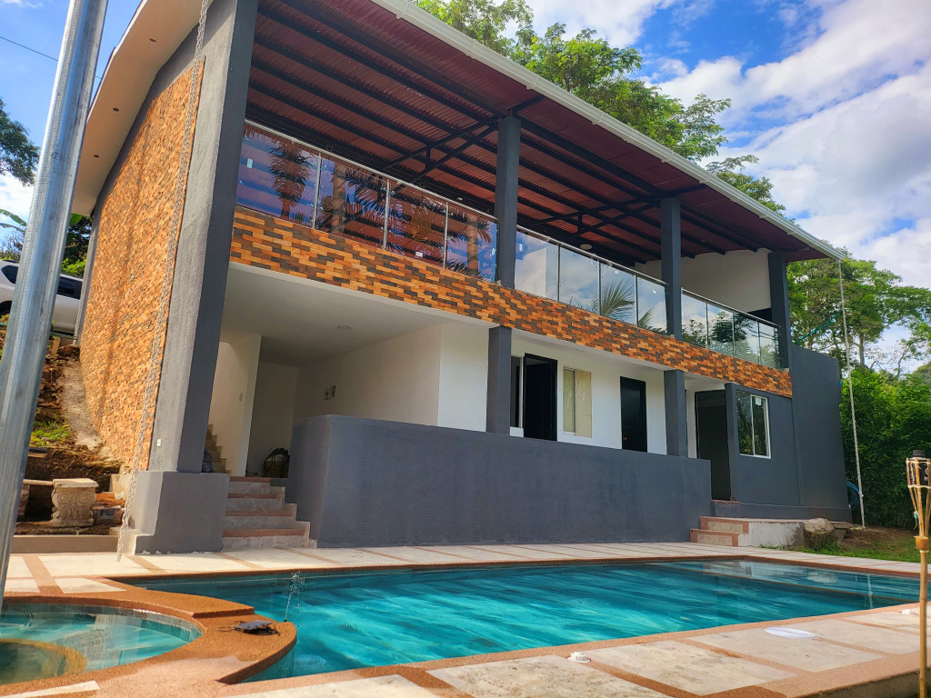CASA CAMPESTRE en venta en Pereira, COMBIA VÍA MARSELLA, 300 m²