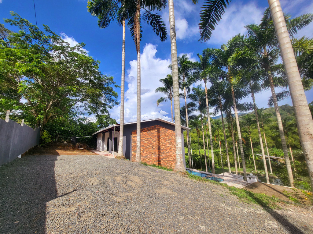 CASA CAMPESTRE en venta en Pereira, COMBIA VÍA MARSELLA, 300 m²
