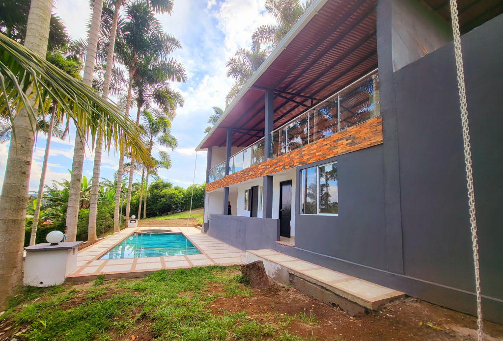 CASA CAMPESTRE en venta en Pereira, COMBIA VÍA MARSELLA, 300 m²