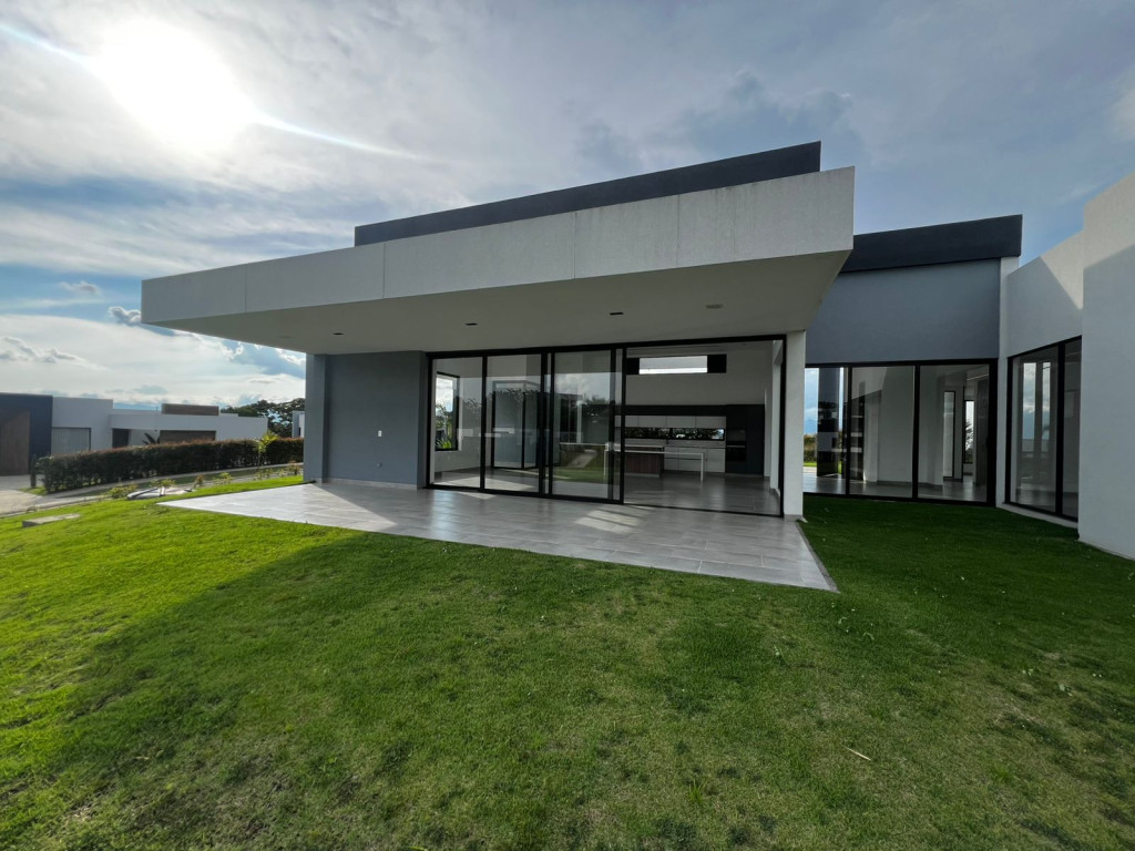 CASA CAMPESTRE en venta en Pereira, entrada 4 via cerritos la virginia, la carmelita, 374 m²
