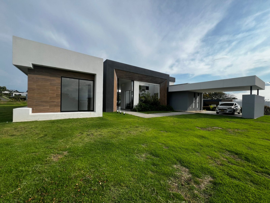 CASA CAMPESTRE en venta en Pereira, entrada 4 via cerritos la virginia, la carmelita, 374 m²